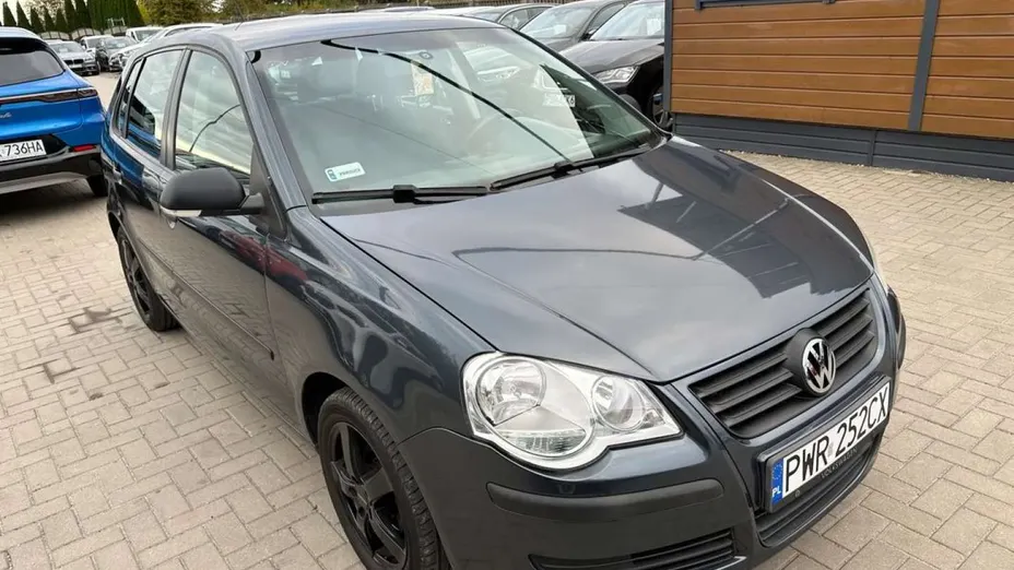 VOLKSWAGEN Polo -