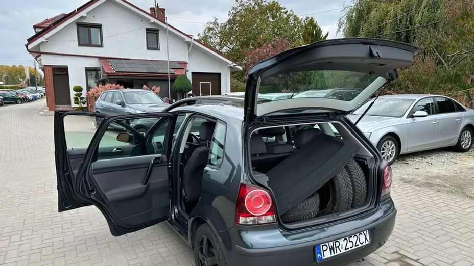 VOLKSWAGEN Polo -