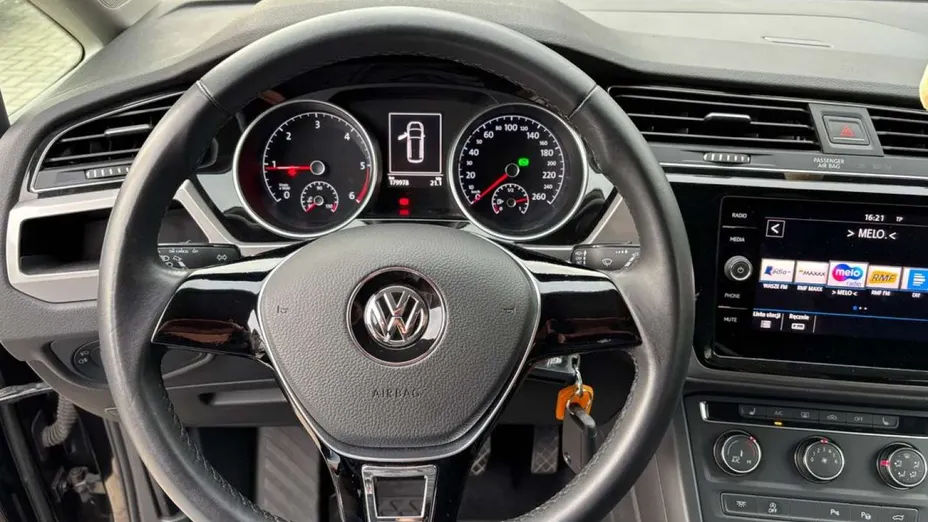 VOLKSWAGEN Touran -