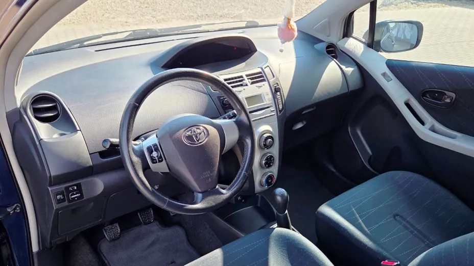 TOYOTA Yaris -