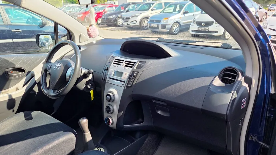 TOYOTA Yaris -