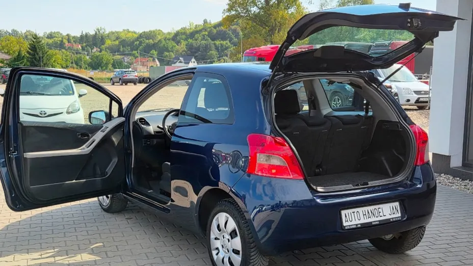 TOYOTA Yaris -