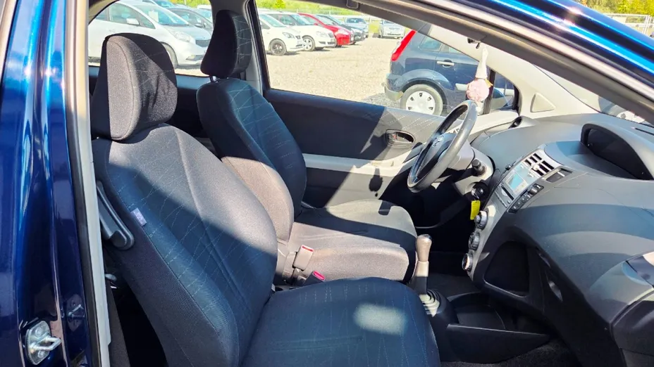 TOYOTA Yaris -