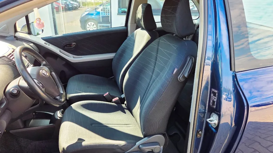 TOYOTA Yaris -