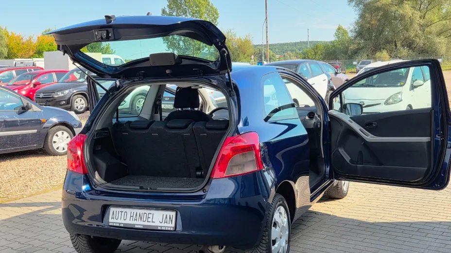 TOYOTA Yaris -