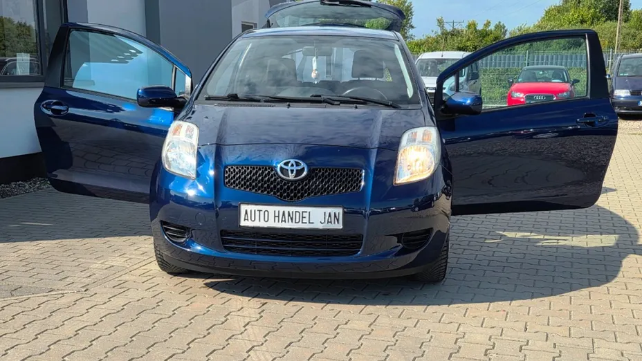 TOYOTA Yaris -
