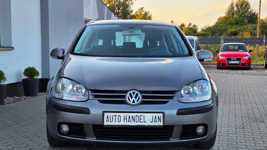 VOLKSWAGEN Golf -