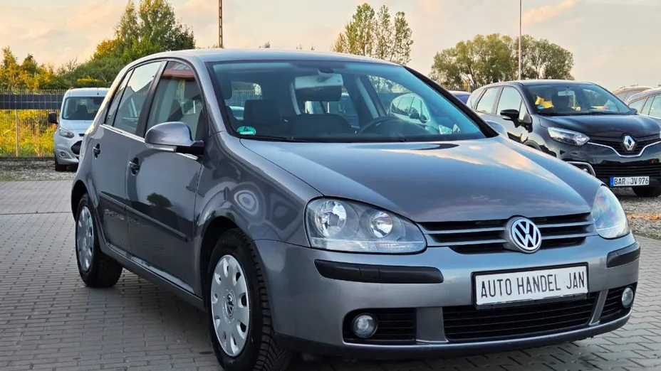 VOLKSWAGEN Golf -