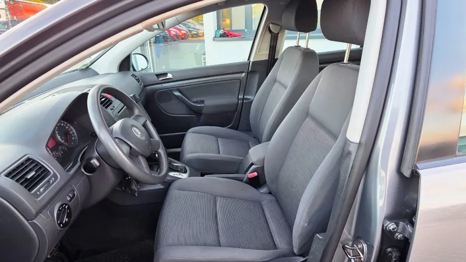 VOLKSWAGEN Golf -