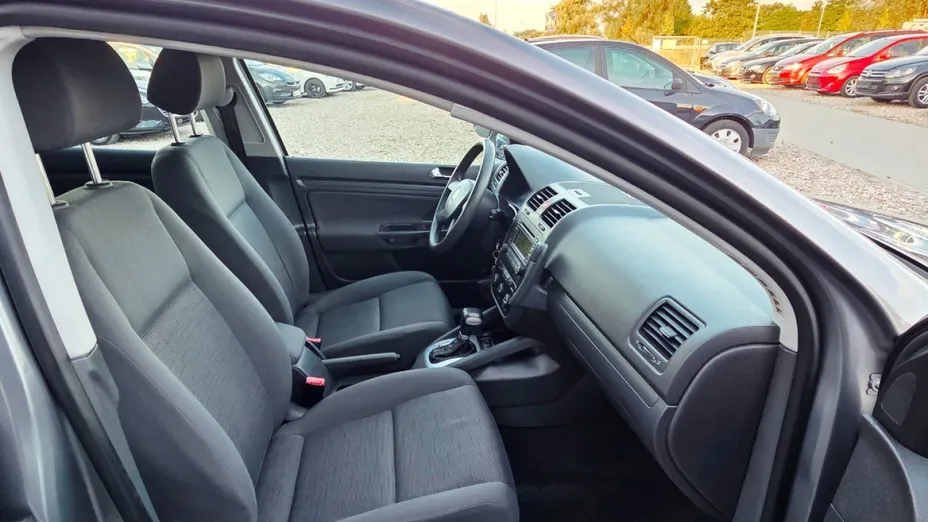 VOLKSWAGEN Golf -