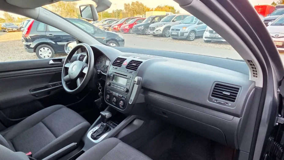 VOLKSWAGEN Golf -