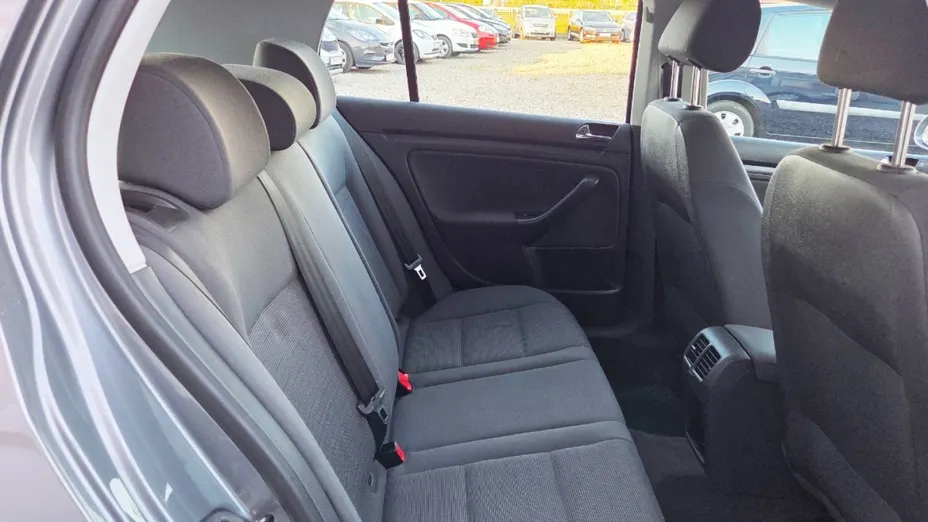 VOLKSWAGEN Golf -