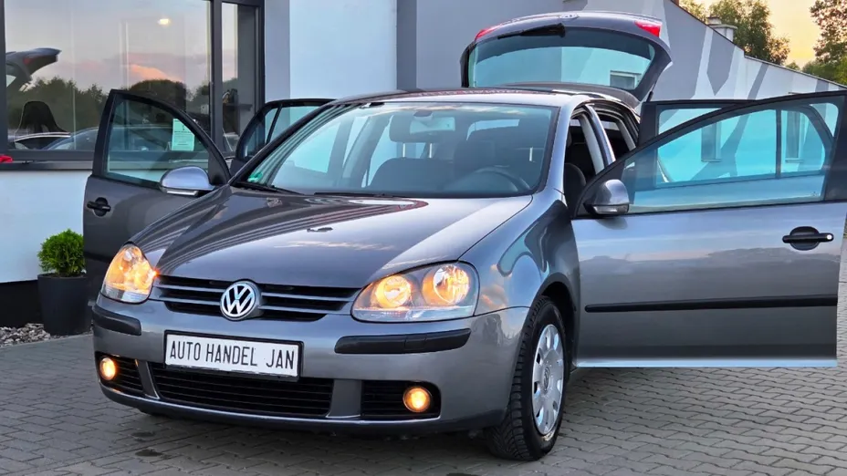 VOLKSWAGEN Golf -