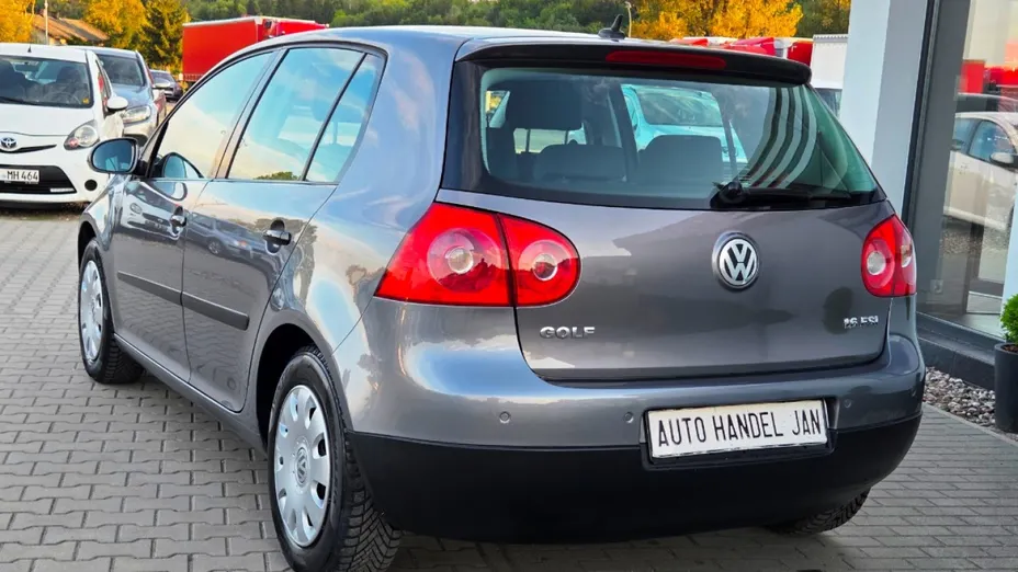 VOLKSWAGEN Golf -