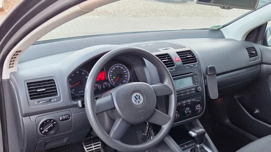 VOLKSWAGEN Golf -