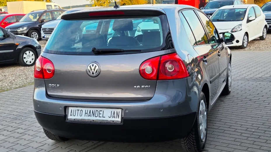 VOLKSWAGEN Golf -