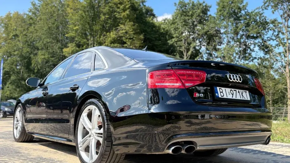 AUDI S8 -