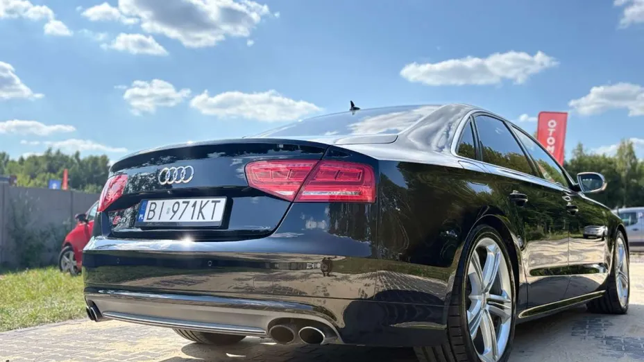 AUDI S8 -