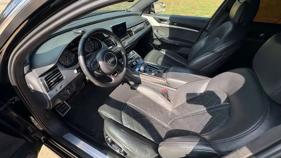 AUDI S8 -