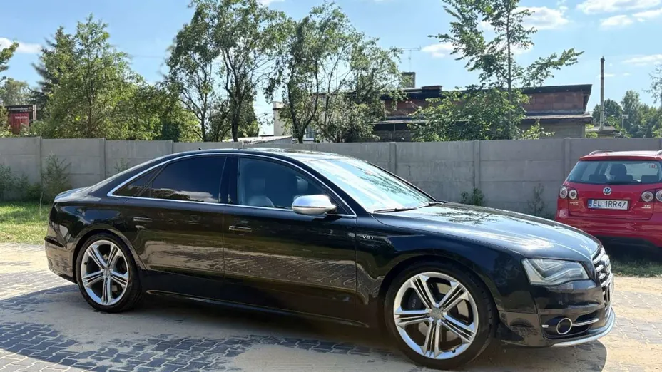 AUDI S8 -