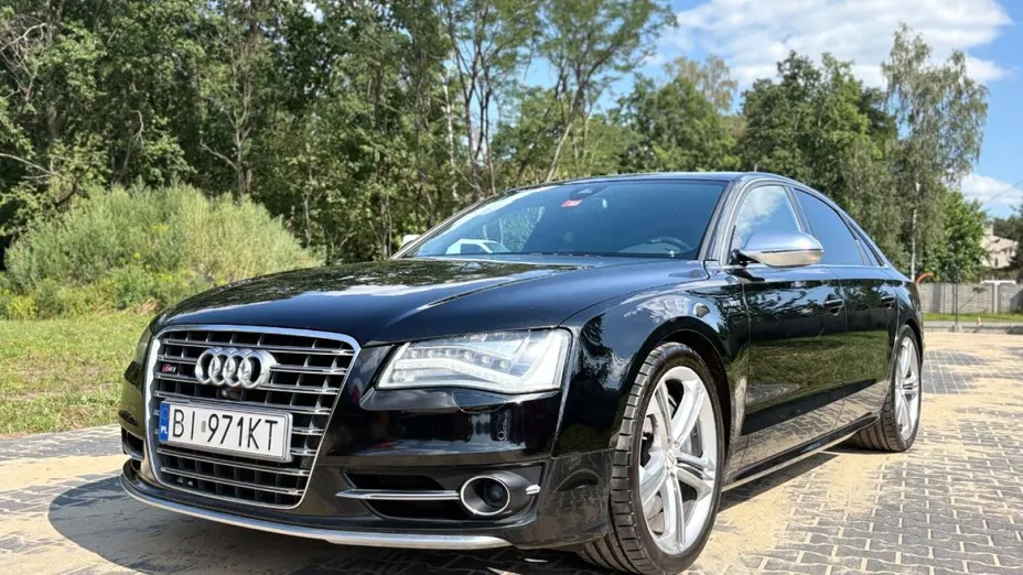 AUDI S8 -