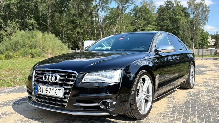 AUDI S8 -