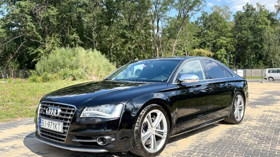 AUDI S8 -