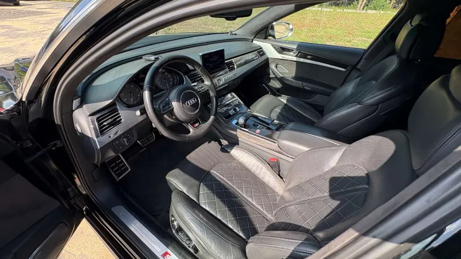 AUDI S8 -