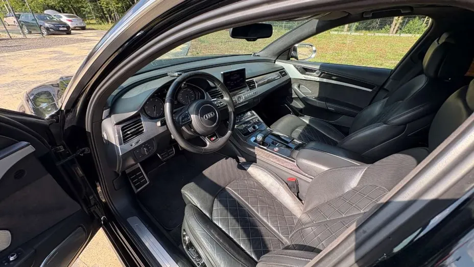 AUDI S8 -