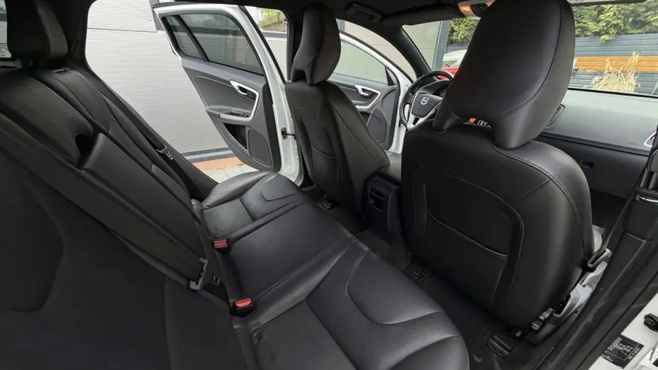 VOLVO V60 -
