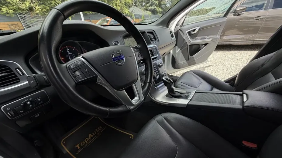 VOLVO V60 -