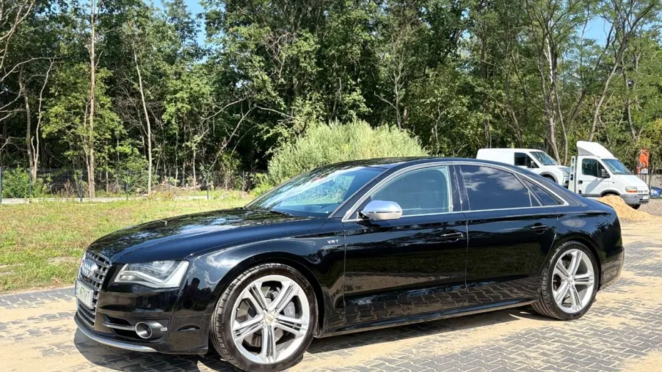 AUDI S8 -