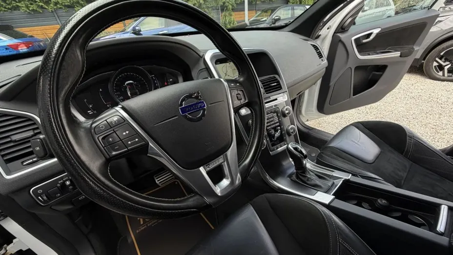 VOLVO XC60 -