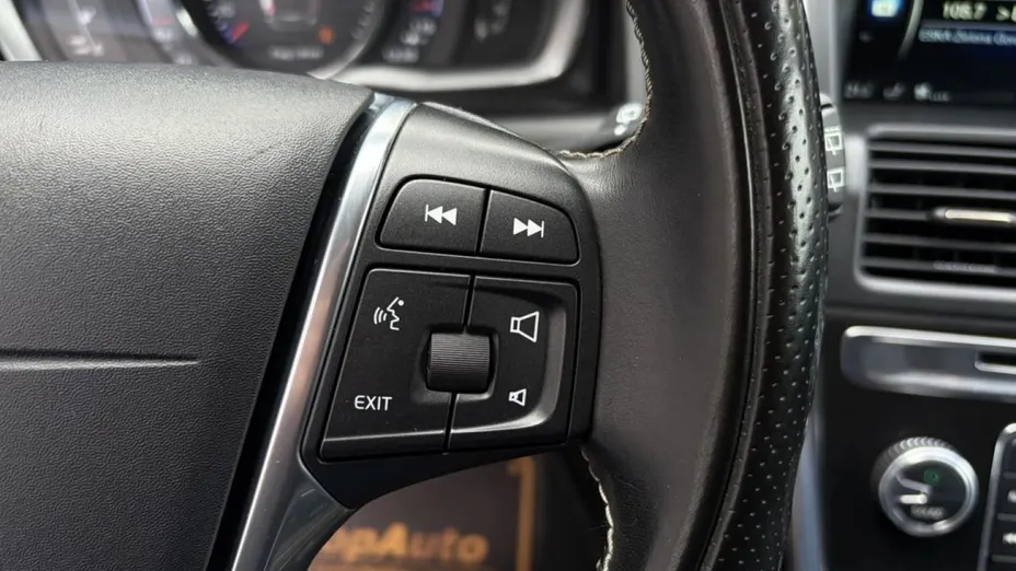 VOLVO XC60 -
