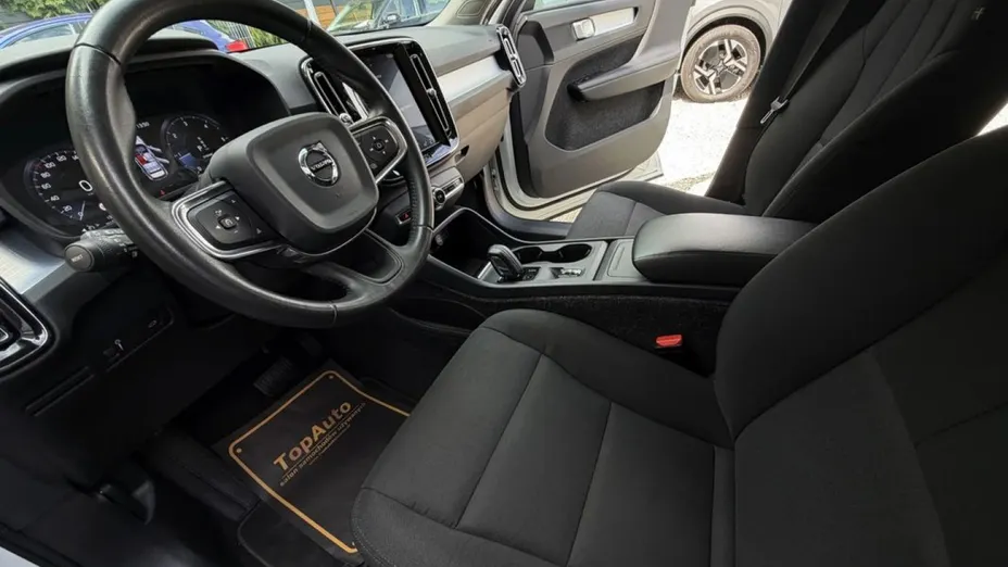 VOLVO XC40 -