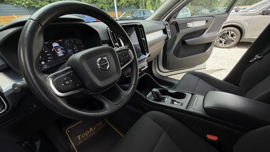 VOLVO XC40 -
