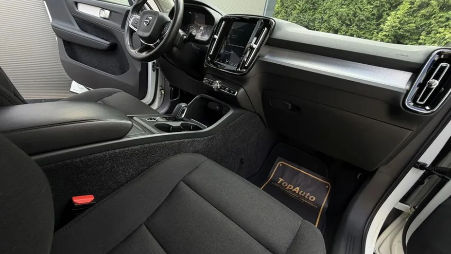 VOLVO XC40 -