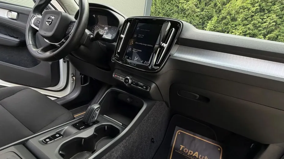 VOLVO XC40 -