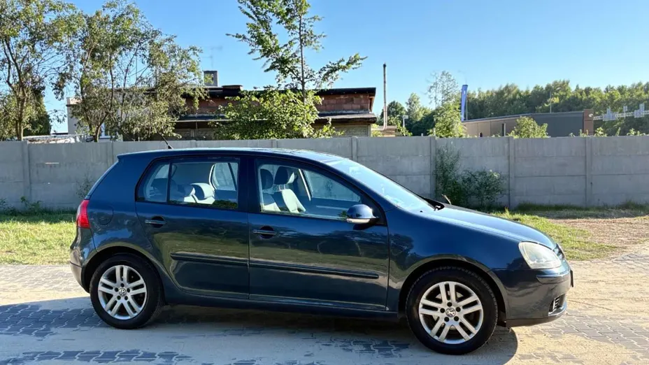 VOLKSWAGEN Golf -