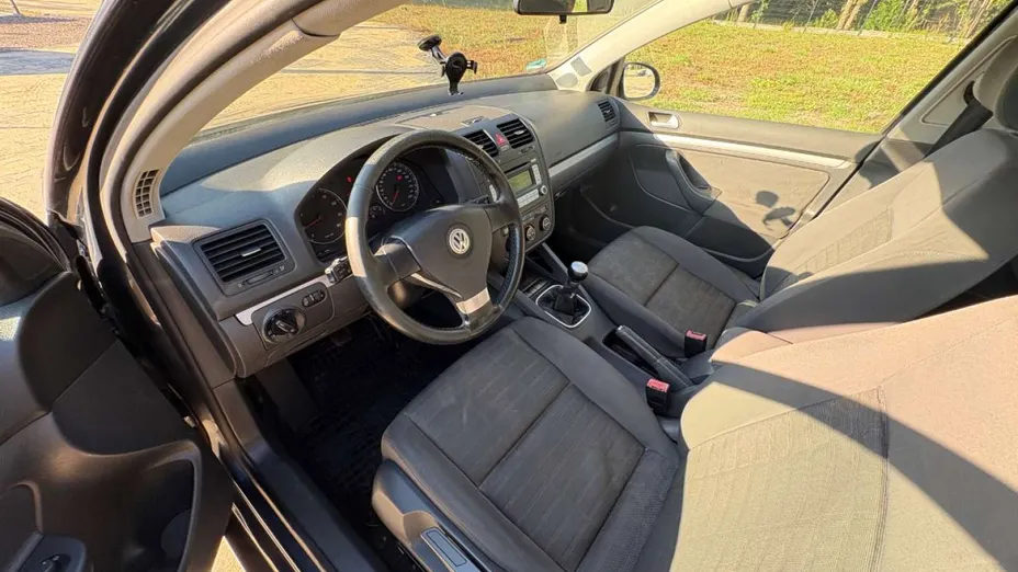 VOLKSWAGEN Golf -
