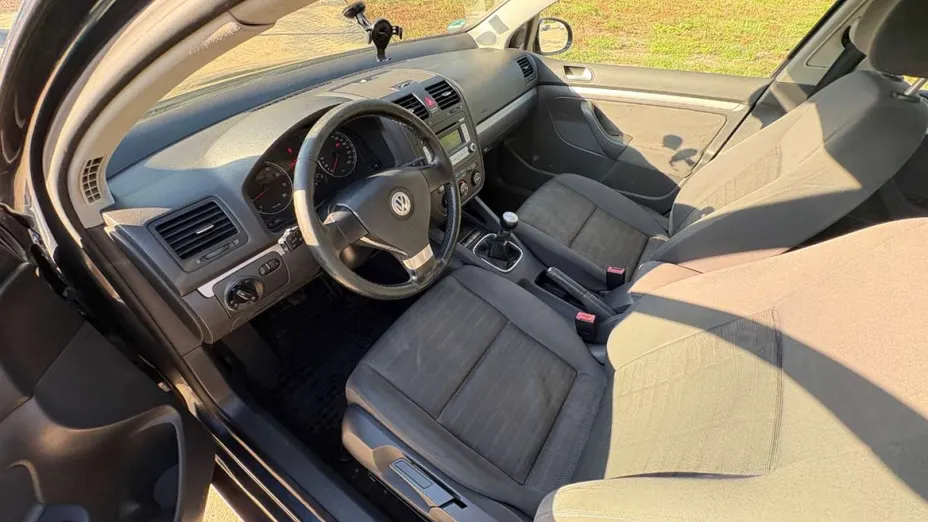 VOLKSWAGEN Golf -