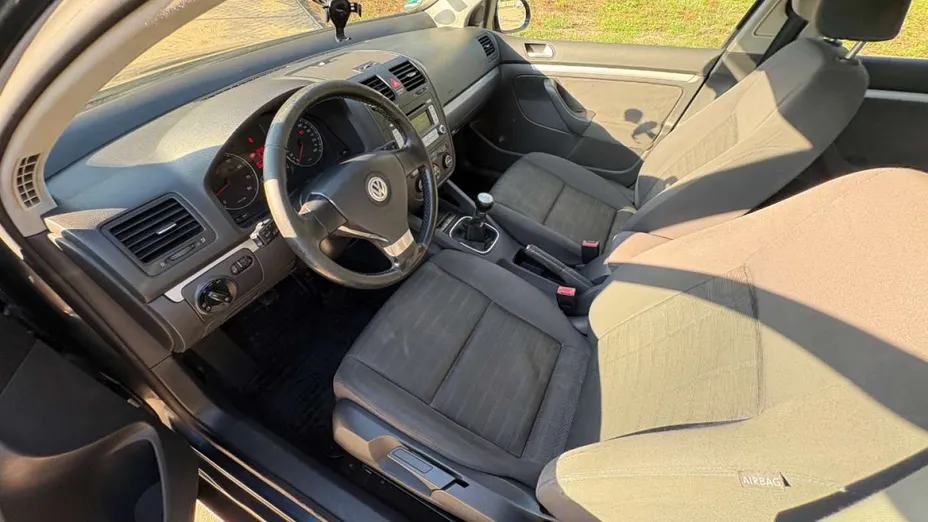 VOLKSWAGEN Golf -