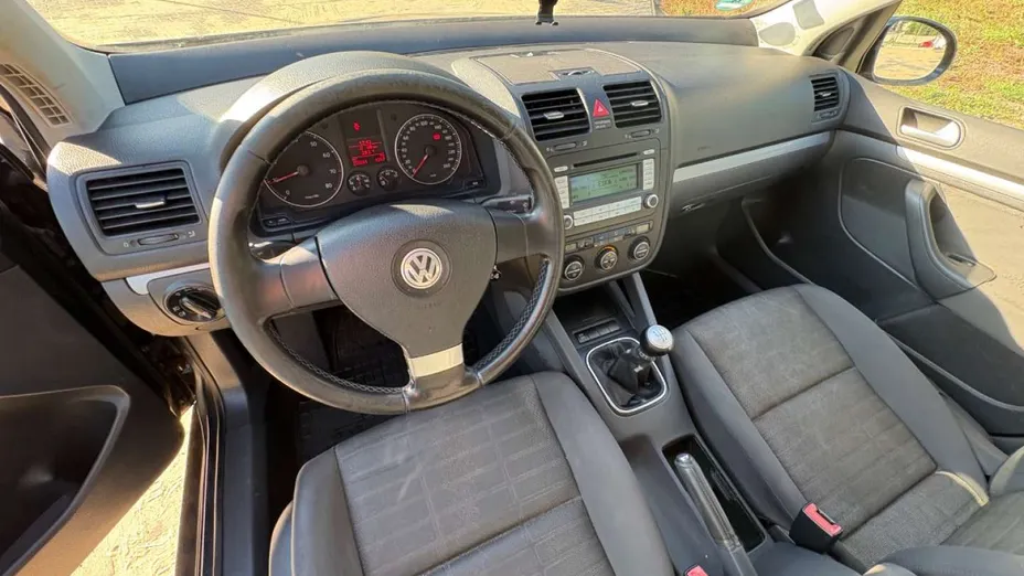 VOLKSWAGEN Golf -