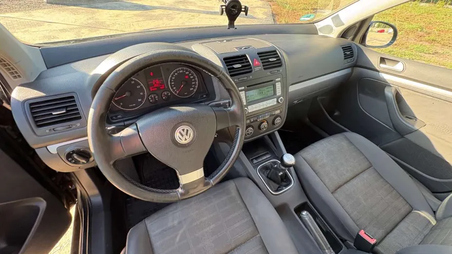 VOLKSWAGEN Golf -