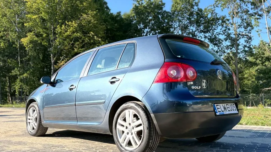 VOLKSWAGEN Golf -