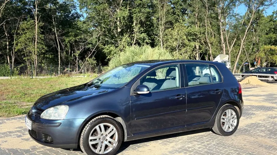 VOLKSWAGEN Golf -