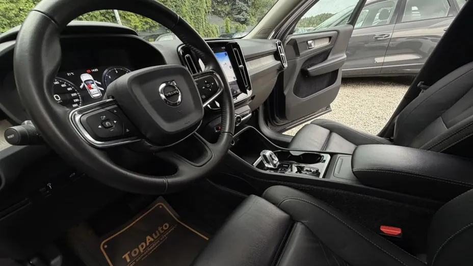 VOLVO XC40 -