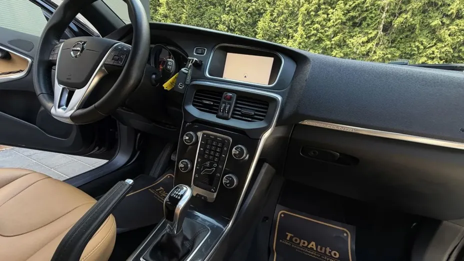 VOLVO V40 Cross Country -