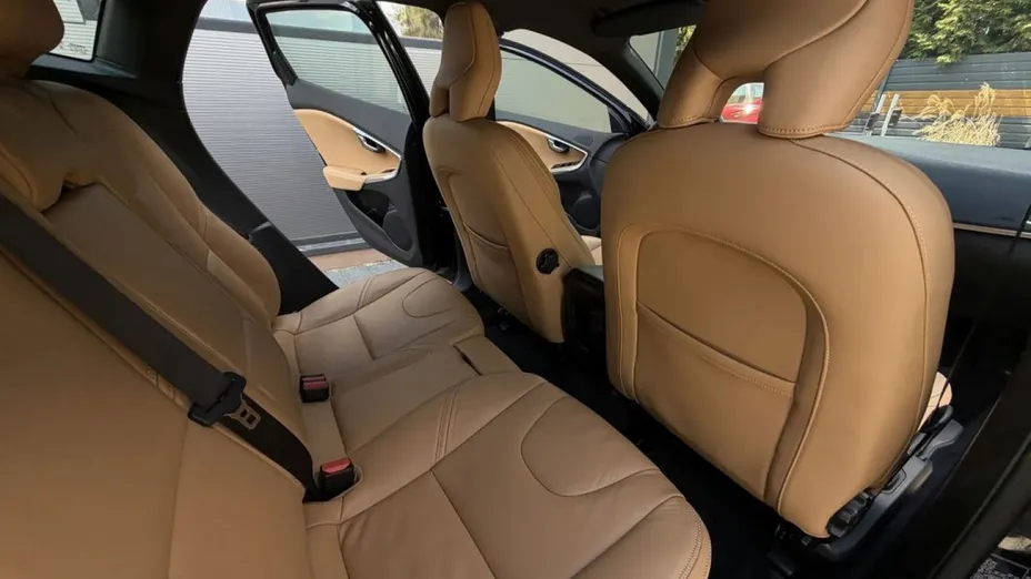 VOLVO V40 Cross Country -