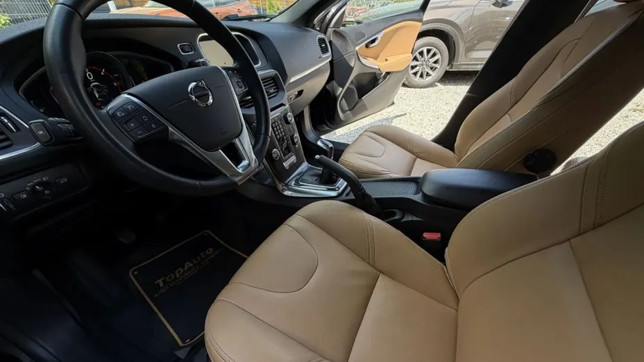VOLVO V40 Cross Country -